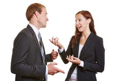 Zwei Geschäftsleute reden angeregt miteinander und gestikulieren dabei
